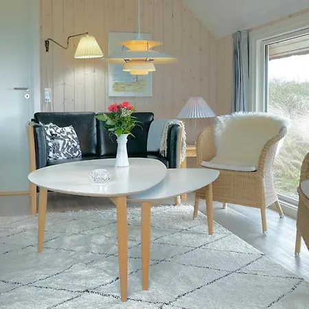 3 Bedroom Beautiful In Casa de Férias *